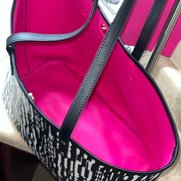 Trina Turk Bag w/Pouch, Black & White Print, Pink inside - Picture 6 of 9